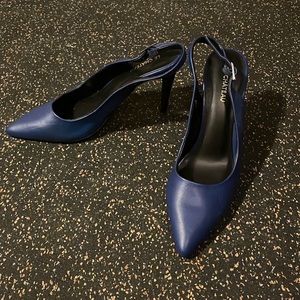 Never worn beautiful le Chateau heels